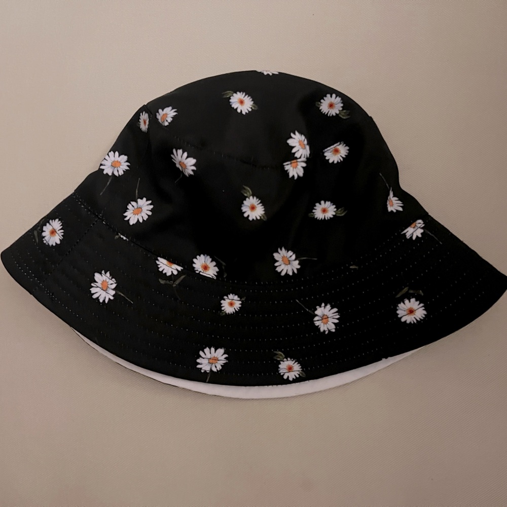 Alice and Olivia Daisy Bucket Hat NWOT